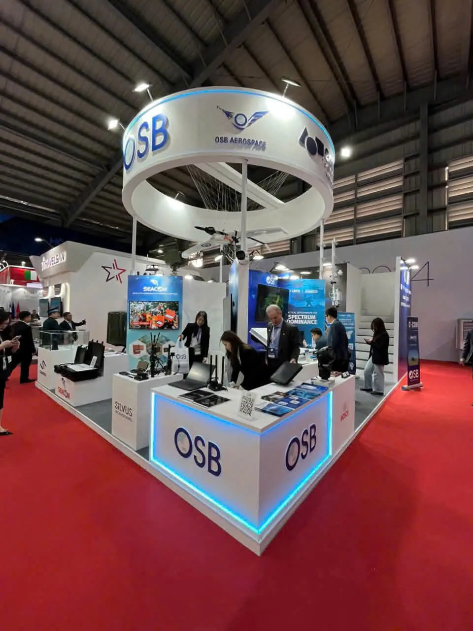 Gian hàng OSB Aerospace với kết cấu tháp tròn treo trên cao